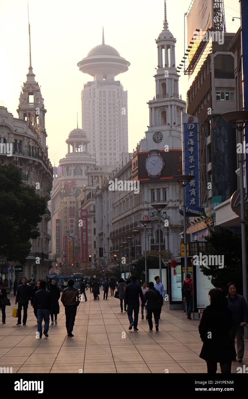 Nanjing Road in Shanghai. Die Gegend ist das Haupteinkaufsviertel in Shanghai. Stockfoto