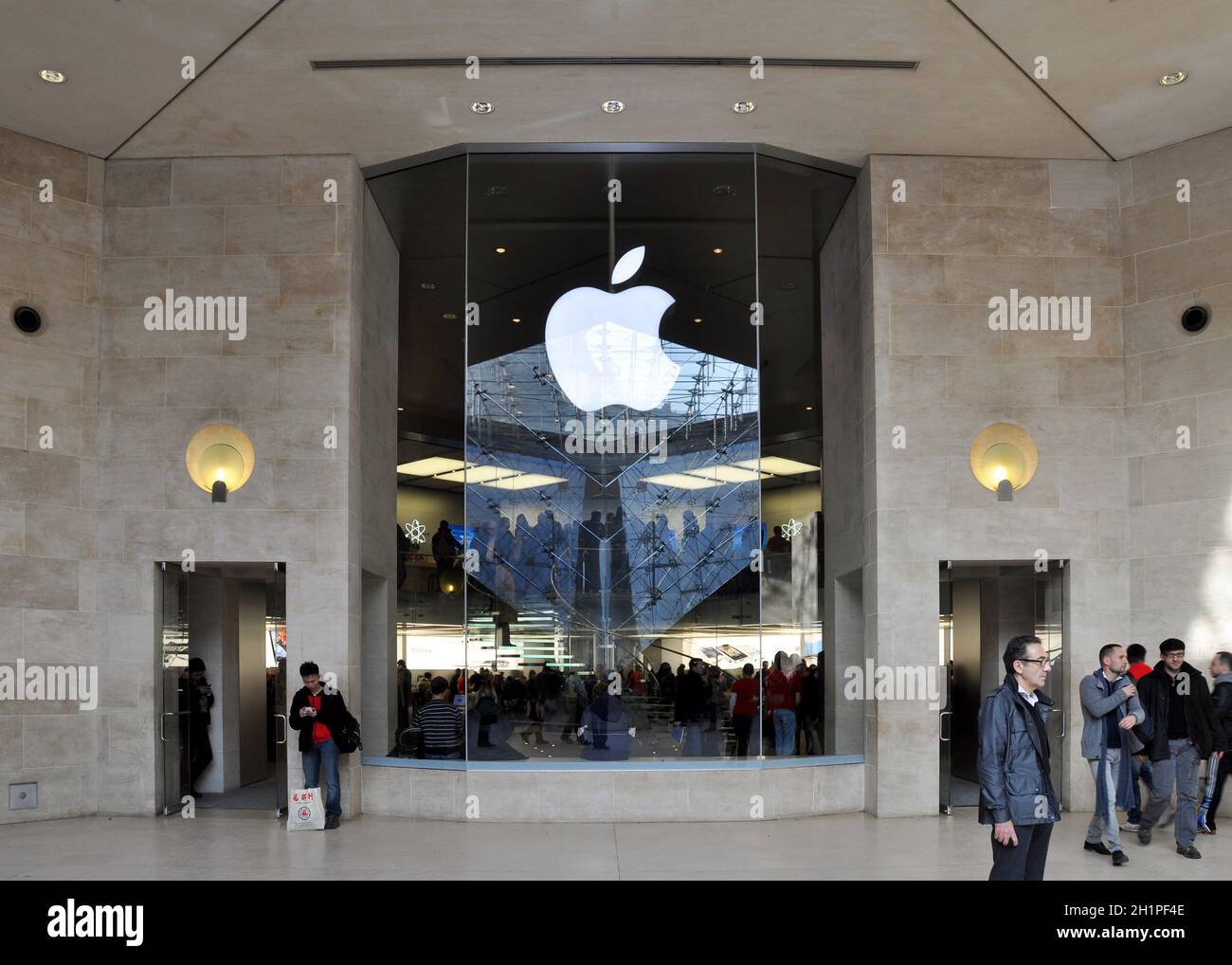 PARIS, FRANKREICH - CIRCA NOVEMBER 2011: Der Apple Store im Einkaufszentrum Carrousel du Louvre. Stockfoto