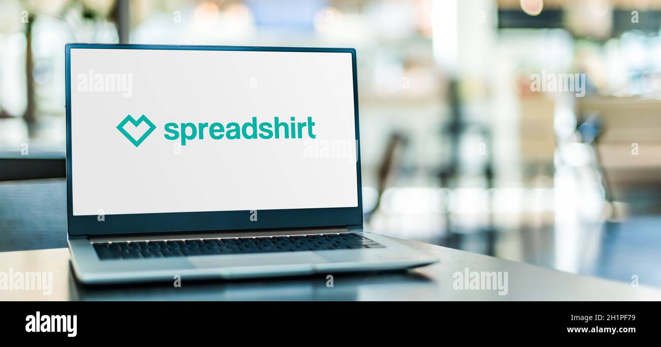 POZNAN, POL - SEP 23, 2020: Laptop-Computer mit Logo von Spreadshirt, einem deutschen E-Commerce-Print-on-Demand-Unternehmen für Bekleidung und Accessoires Stockfoto
