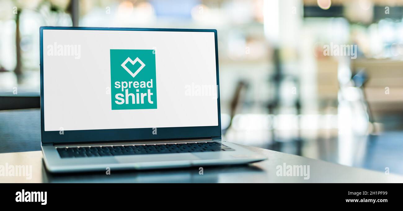 POZNAN, POL - SEP 23, 2020: Laptop-Computer mit Logo von Spreadshirt, einem deutschen E-Commerce-Print-on-Demand-Unternehmen für Bekleidung und Accessoires Stockfoto