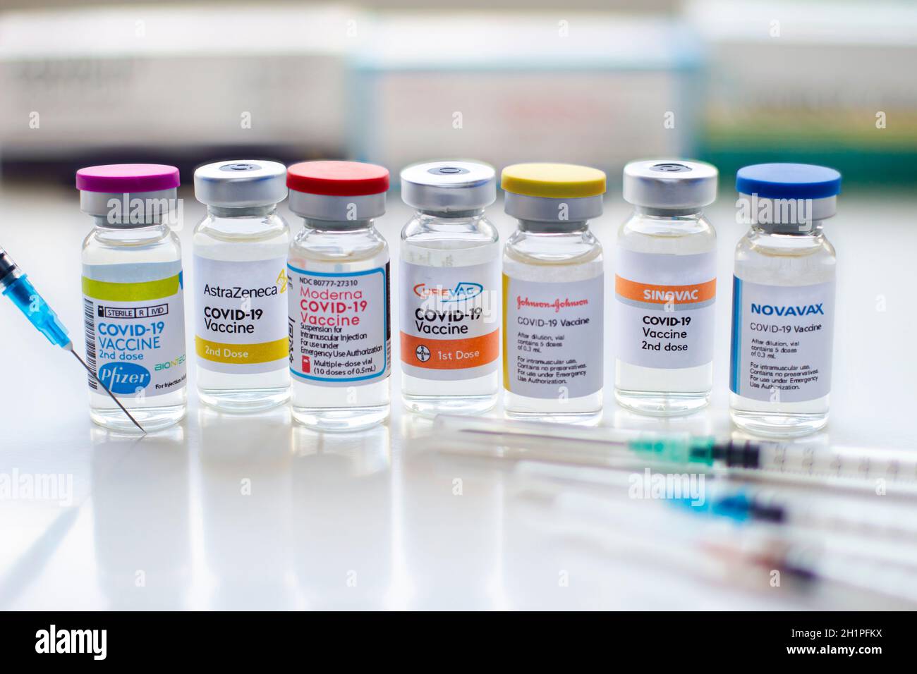 Calgary, Alberta. Kanada. Januar 31, 2021. Die effektivsten covid-19-Impfstoffe fläschchen Flaschen mit Spritzen auf einem weißen Tisch. Stockfoto