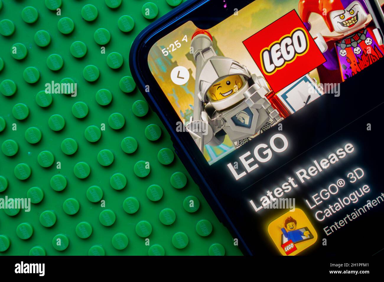 Calgary, Alberta. Kanada. Januar 29 2021. Eine Nahaufnahme der Lego-Anwendung auf einem iPhone X-Bildschirm mit einem grünen Backstein Hintergrund Stockfoto