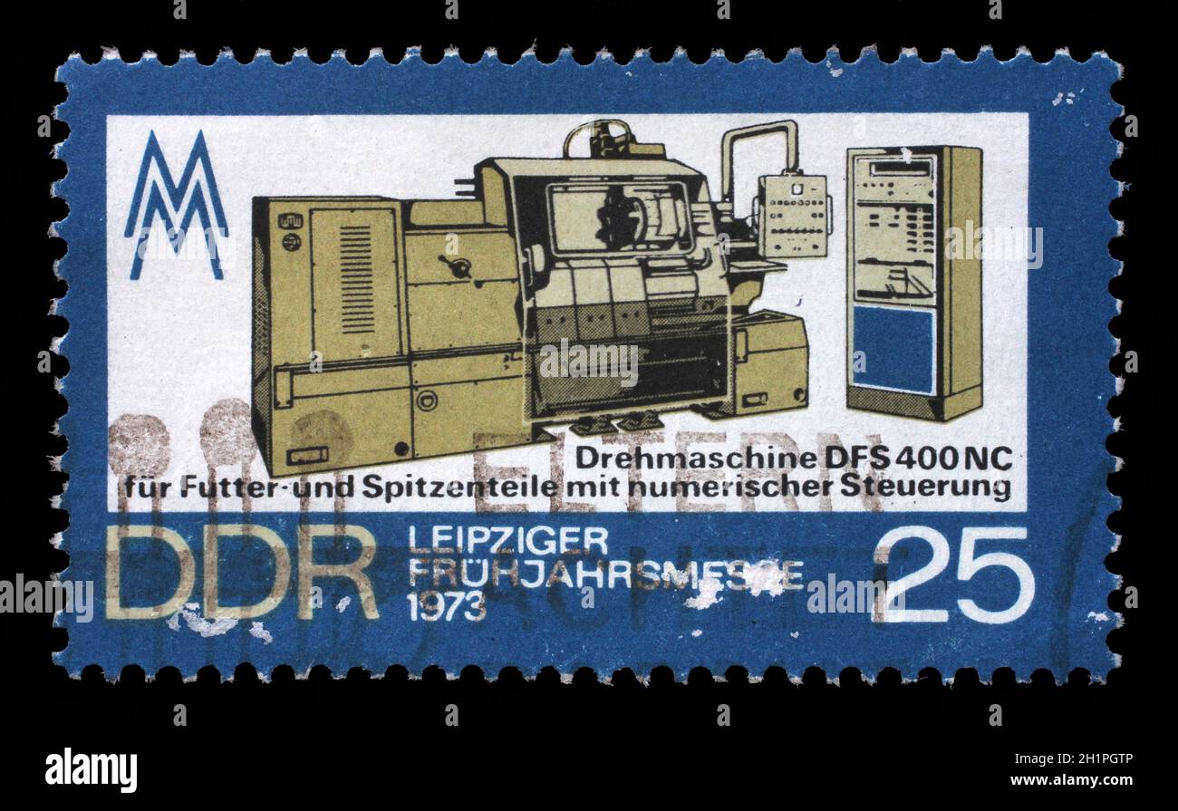 Gedruckt in DDR Stempel zeigt Drehmaschine, Leipziger Frühjahrsmesse, ca. 1973 Stockfoto