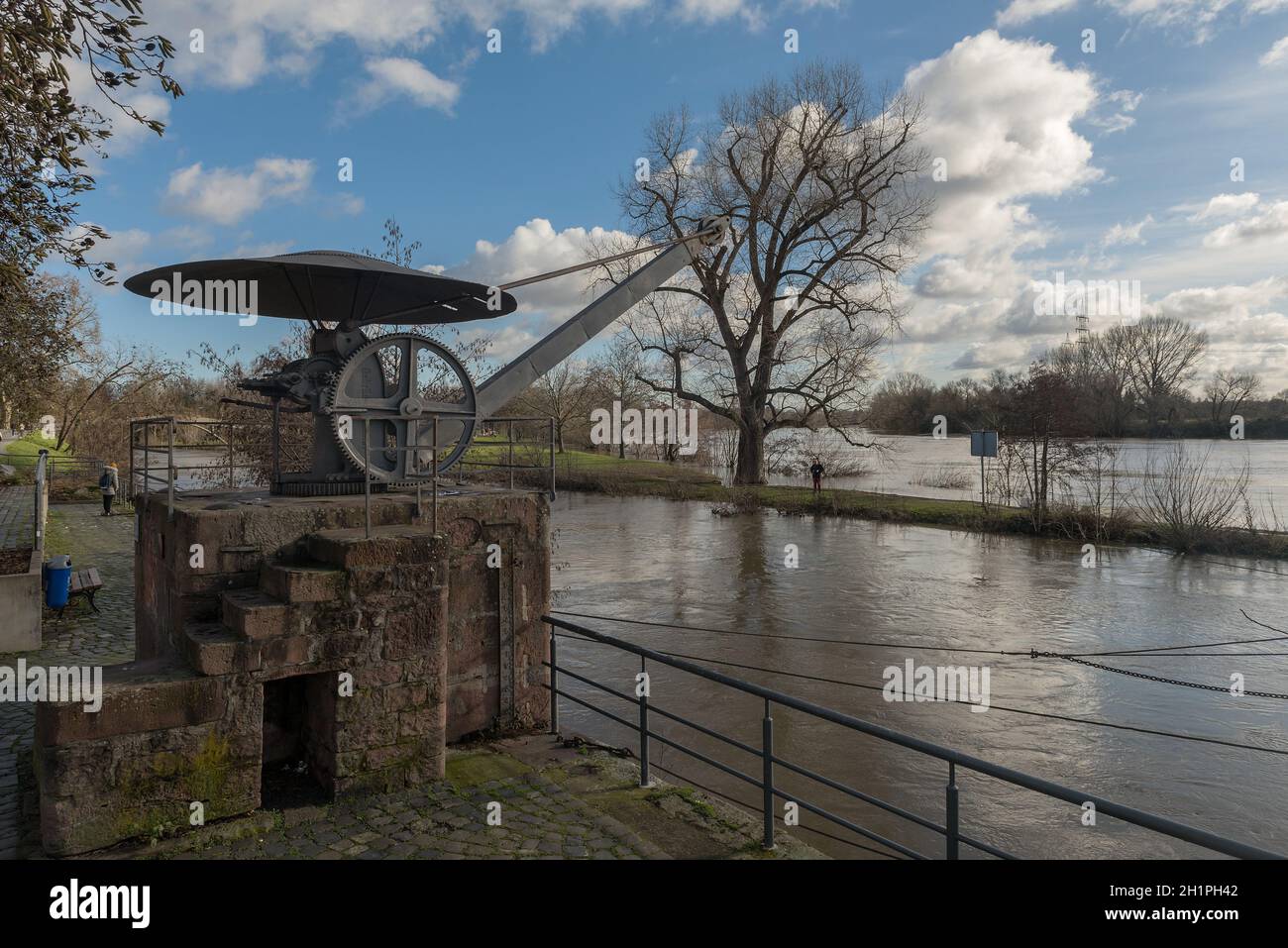 Kleiner historischer Ladekran auf einem Sockel von 1770 an der Nidda Mündung, Frankfurt, Deutschland Stockfoto