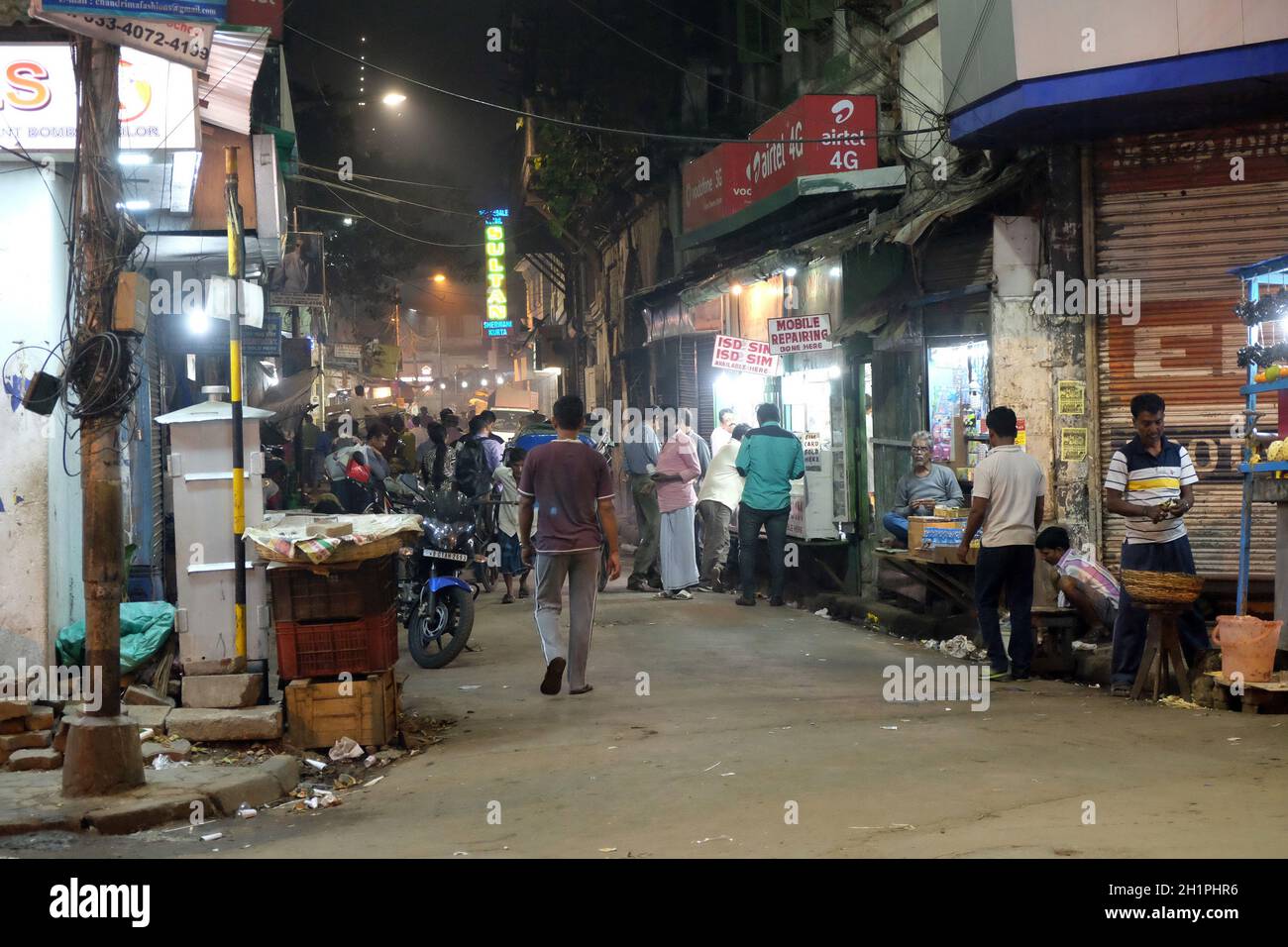 Nächtliche Einkaufsmöglichkeiten in der Nähe des Neuen Marktes in Kalkutta, Indien Stockfoto