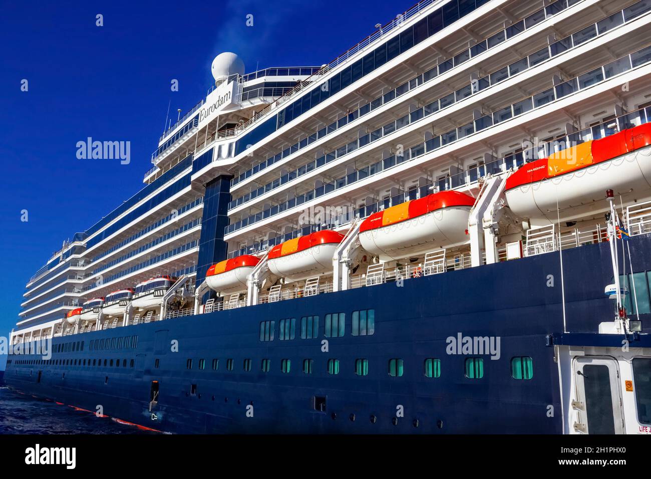 Half Moon Cay, Bahamas - Dezember 2, 2019: Holland America Kreuzfahrtschiff Eurodam angedockt am Meer in der Nähe von Bagamas Stockfoto