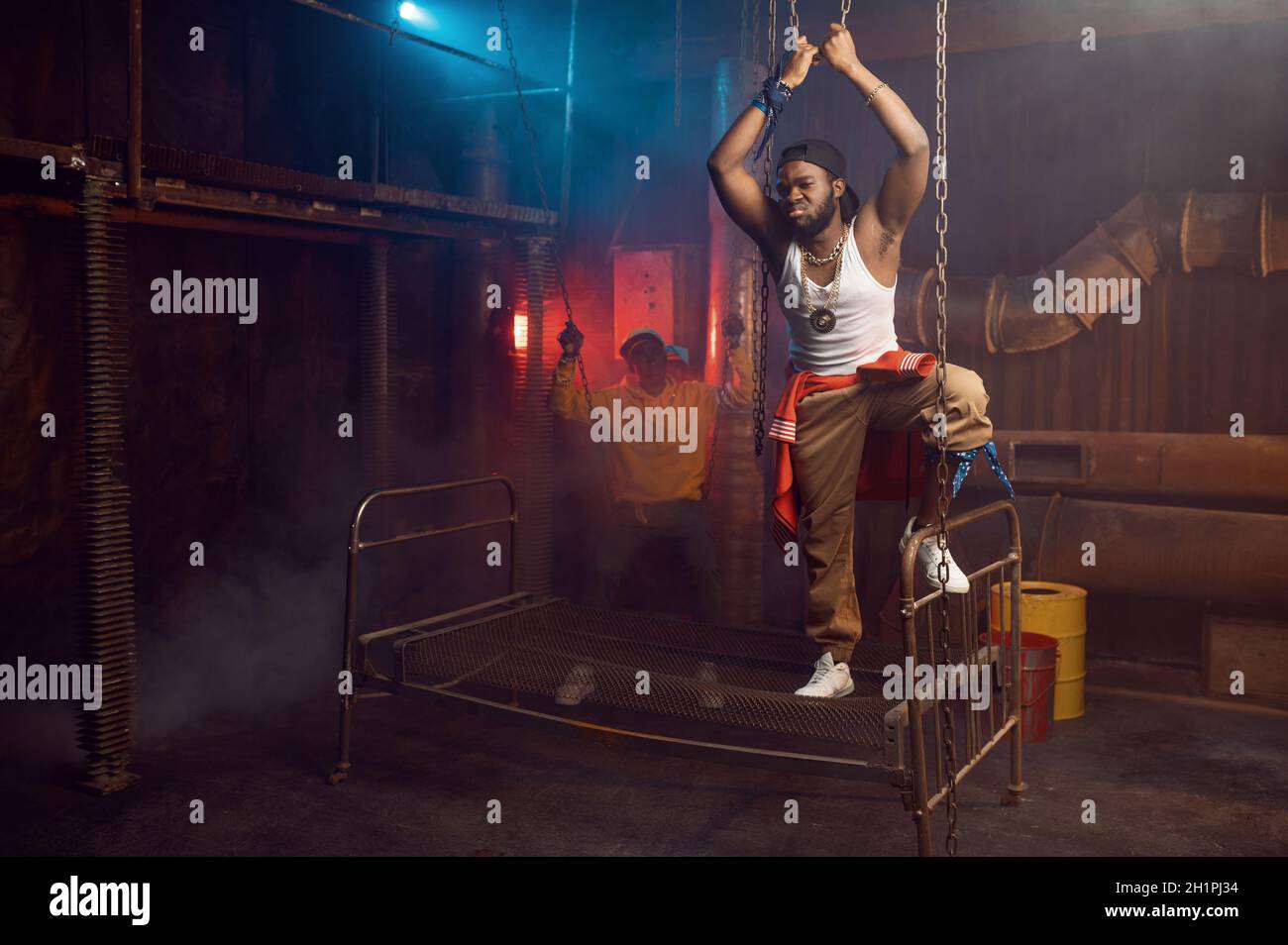 Zwei Rapper posieren, auftreten in coolem Studio, Underground Dekoration. Hip-Hop-Darsteller, trendige Rap-Sänger, Breakdancer Stockfoto