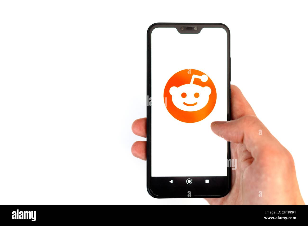 Minsk, Weißrussland - 31, Januar, 2021: Reddit Logo auf Smartphone-Bildschirm in männlicher Hand isoliert auf weiß. Stockfoto