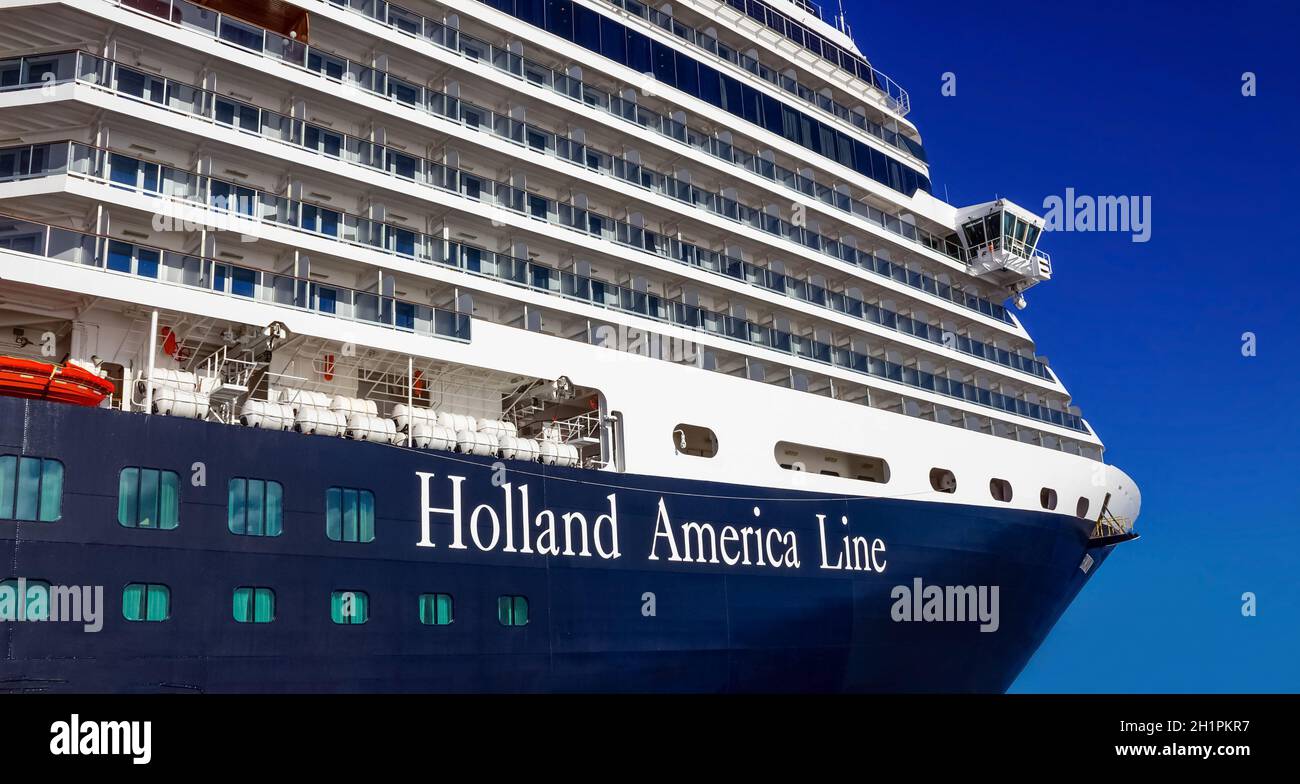 Half Moon Cay, Bahamas - Dezember 2, 2019: Holland America Kreuzfahrtschiff Eurodam angedockt am Meer in der Nähe von Bagamas Stockfoto