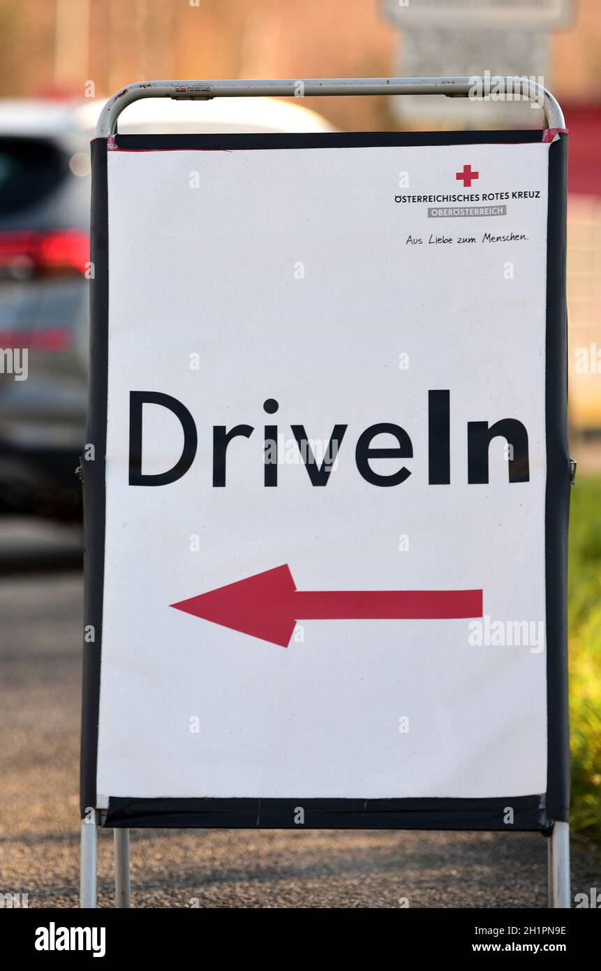 Corona Test Drive-in in Österreich (Europa) - Corona Test Drive-in in Österreich (Europa) Stockfoto