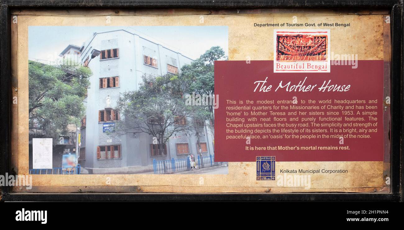 Der Vorstand am Eingang des Mutterhauses, der von Mutter Teresa gegründet und von den Missionaren der Nächstenliebe in Kalkutta, Indien, geleitet wird Stockfoto
