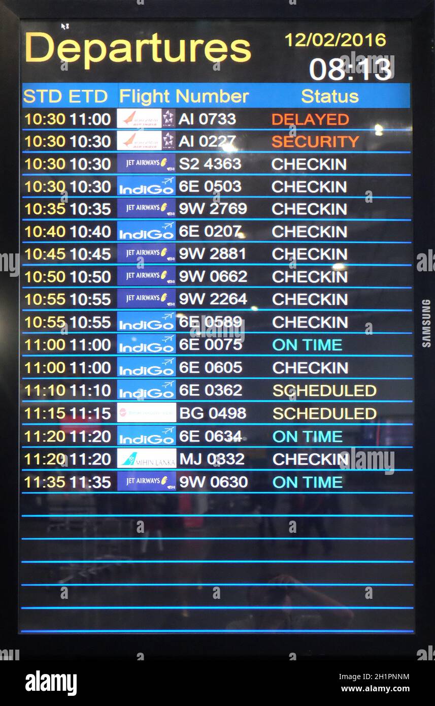 Flight Board am Flughafen in Kalkutta, Indien Stockfoto