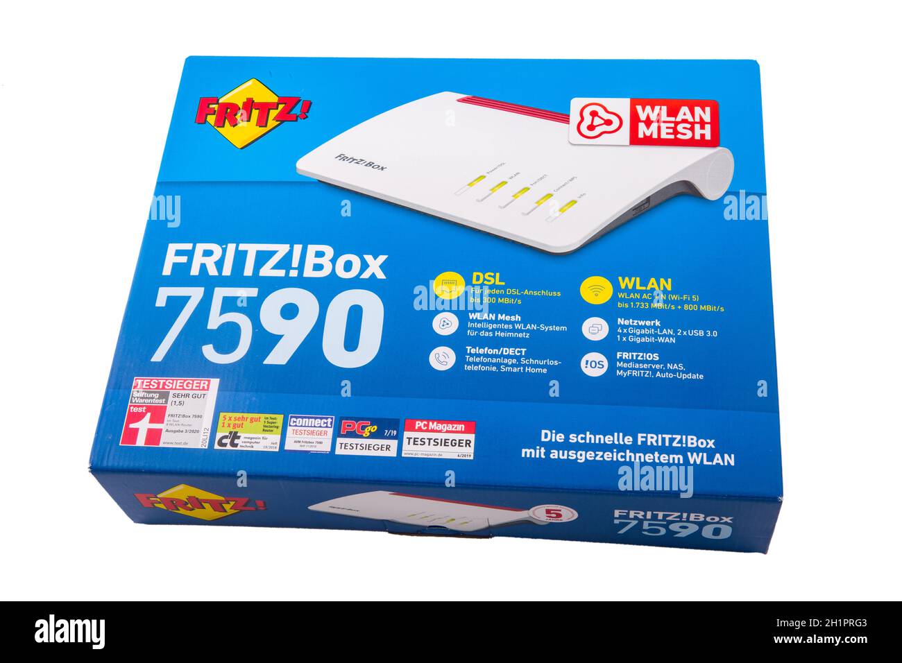 HUETTENBERG, DEUTSCHLAND- 2021-02-09 : FRITZ BOX 7590. FRITZ!Box, ist eine Serie von privaten Gateway-Geräten der deutschen Firma AVM GmbH. Stockfoto