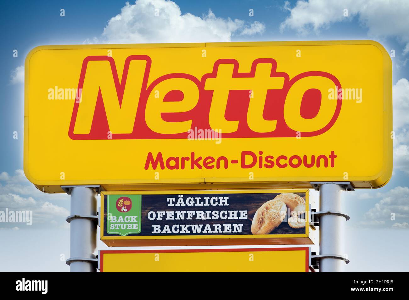 MARBURG, DEUTSCHLAND - 13. FEB 2021: NETTO Logo - netto ist eine deutsche Discounter-Supermarktkette im Besitz der Edeka Group Stockfoto