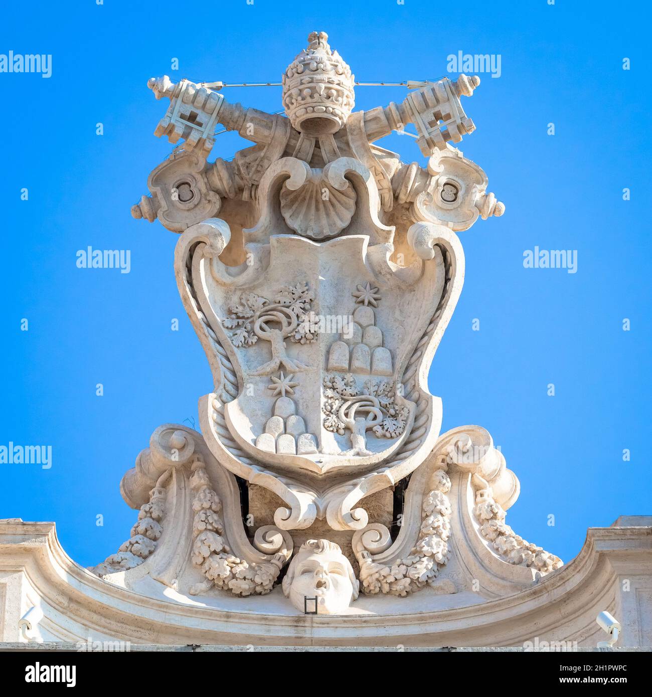 ROM, ITALIEN - CIRCA AUGUST 2020: Antikes Vatikansymbol auf dem Petersplatz Stockfoto