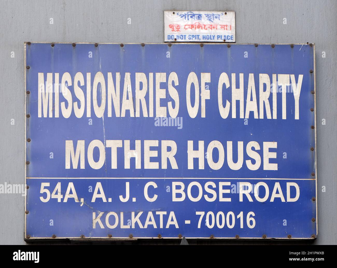 Die Inschrift am Eingang des Mutterhauses, die von Mutter Teresa gegründet wurde und von den Missionaren der Nächstenliebe in Kalkutta, Indien, geleitet wird Stockfoto