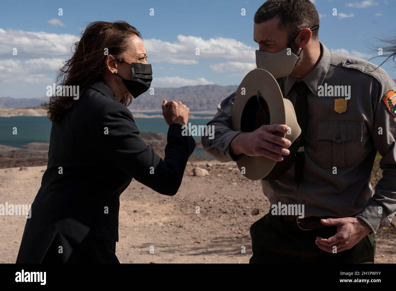 Nevada, USA, 18. Oktober 2021. US-Vizepräsidentin Kamala Harris stößt mit dem stellvertretenden Superintendenten des Lake Mead NationalErholungsgebiets Justin Pattison bei Sonnenuntergang auf die Arme, während er am Montag, den 18. Oktober 2021, Lake Mead in Boulder City, Nevada, USA, bereist. Harris plädert für Investitionen in die Widerstandsfähigkeit des Klimas durch die Verabschiedung der Build Back Better Agenda und des überparteilichen Infrastrukturdeals und betont, dass Wasserknappheit sich auf die Landwirte, die Nahrungsmittelversorgung und die Wirtschaft auswirken kann. Foto von Bridget Bennett/Pool/ABACAPRESS.COM Stockfoto