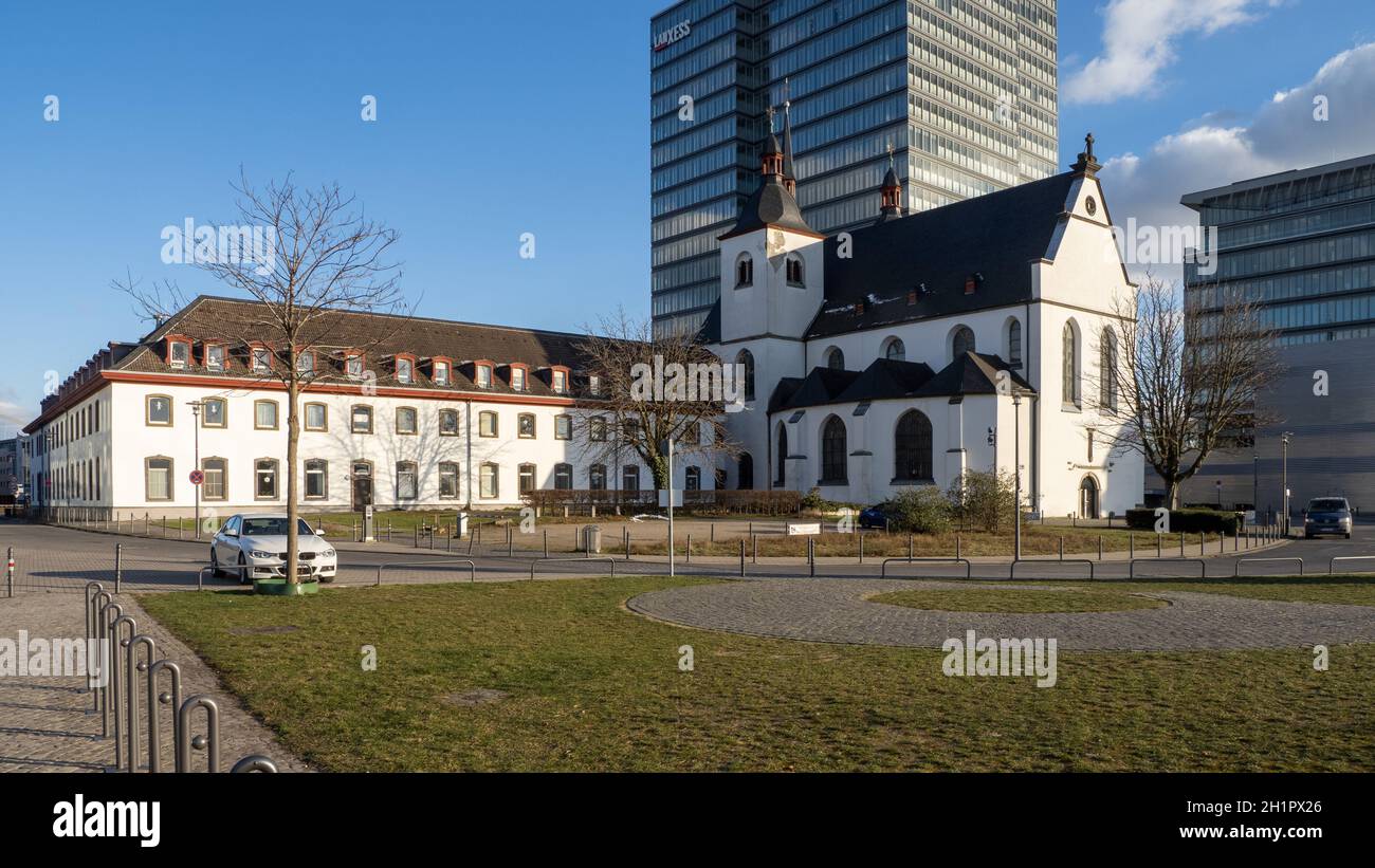 Kirche Alt St. Heribert und Catitas Olt Volksheim mit LANXESS-Hauptquartier im Hintergrund - Köln Stockfoto