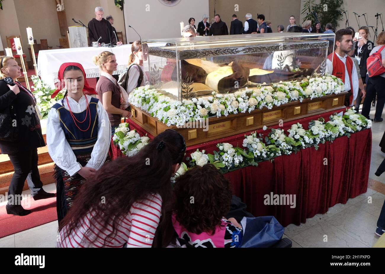 Anbeter sammeln, zu betrachten, die Reliquien des St. Leopold Mandic in der Pfarrei Kirche Saint Leopold Mandic, Zagreb, Kroatien Stockfoto