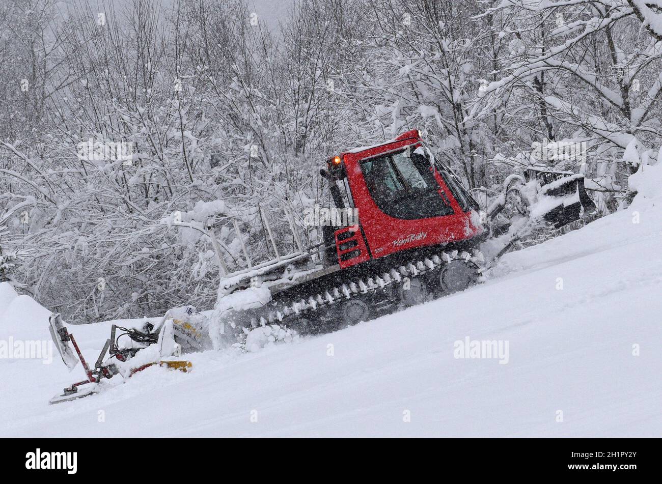 Pistengerät im Salzkammergut (Salzkammergut, Bezirk Gmunden, Oberösterreich, Österreich) - Schneegroomer im Salzkammergut (Salzkammergut, Gmunden D Stockfoto