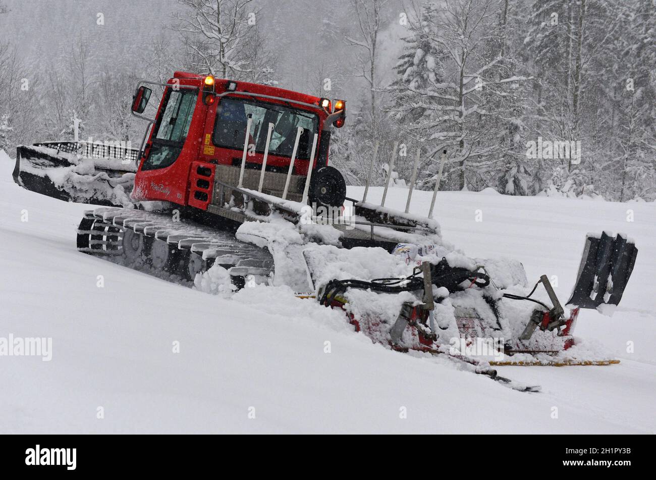 Pistengerät im Salzkammergut (Salzkammergut, Bezirk Gmunden, Oberösterreich, Österreich) - Schneegroomer im Salzkammergut (Salzkammergut, Gmunden D Stockfoto