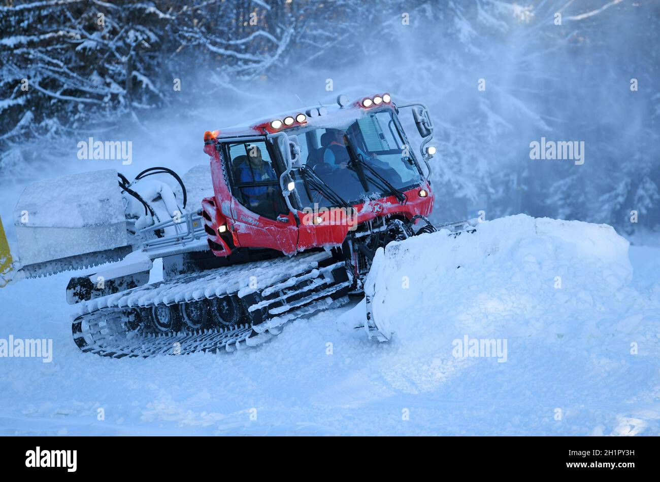 Pistengerät im Salzkammergut (Salzkammergut, Bezirk Gmunden, Oberösterreich, Österreich) - Schneegroomer im Salzkammergut (Salzkammergut, Gmunden D Stockfoto