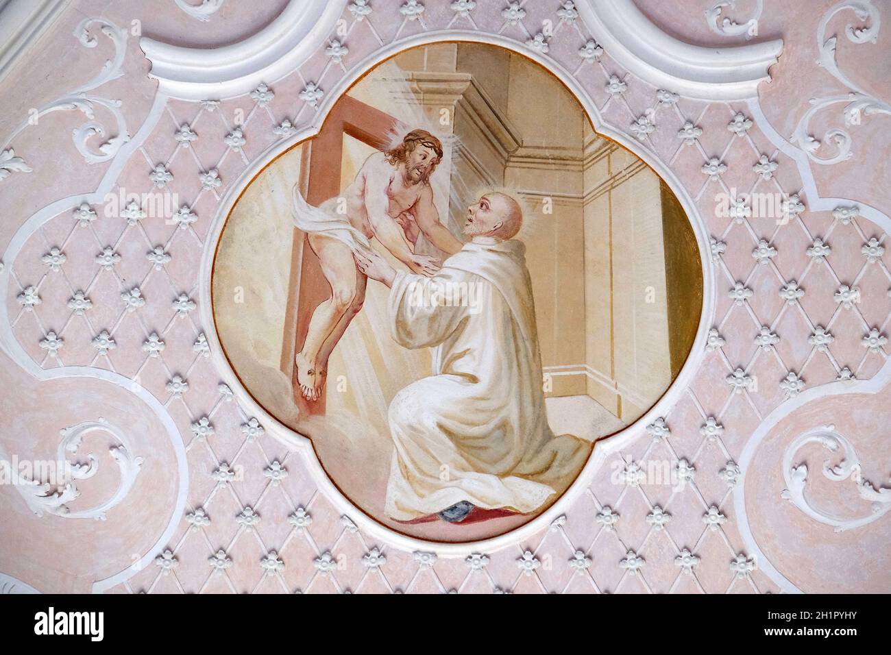 Deckenfresken mit Szenen aus dem Leben des Hl. Bernhard von Clairvaux von Johann Adam Remele in Bernard Hall, Zisterzienser Abtei von Bronbach in Reicholz Stockfoto