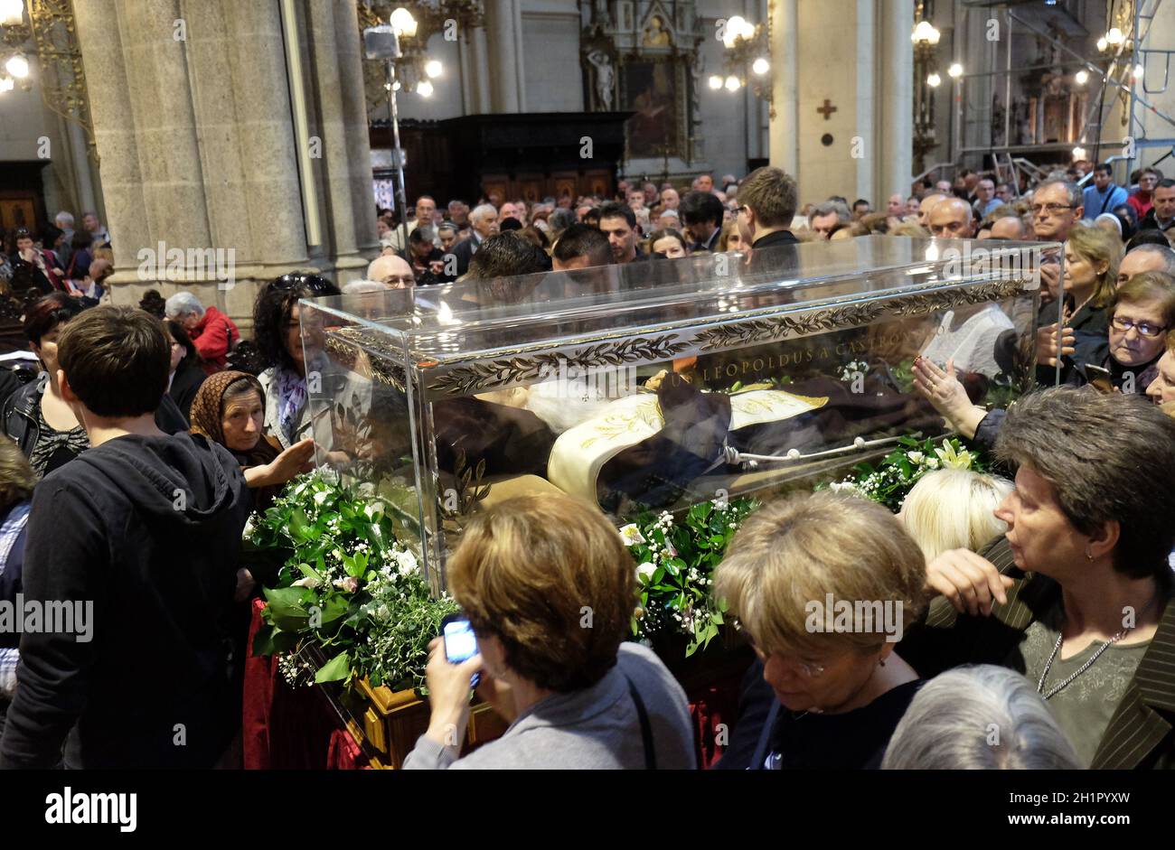 Anbeter sammeln, zu betrachten, die Reliquien des St. Leopold Mandic in Kathedrale von Zagreb, Zagreb, Kroatien Stockfoto