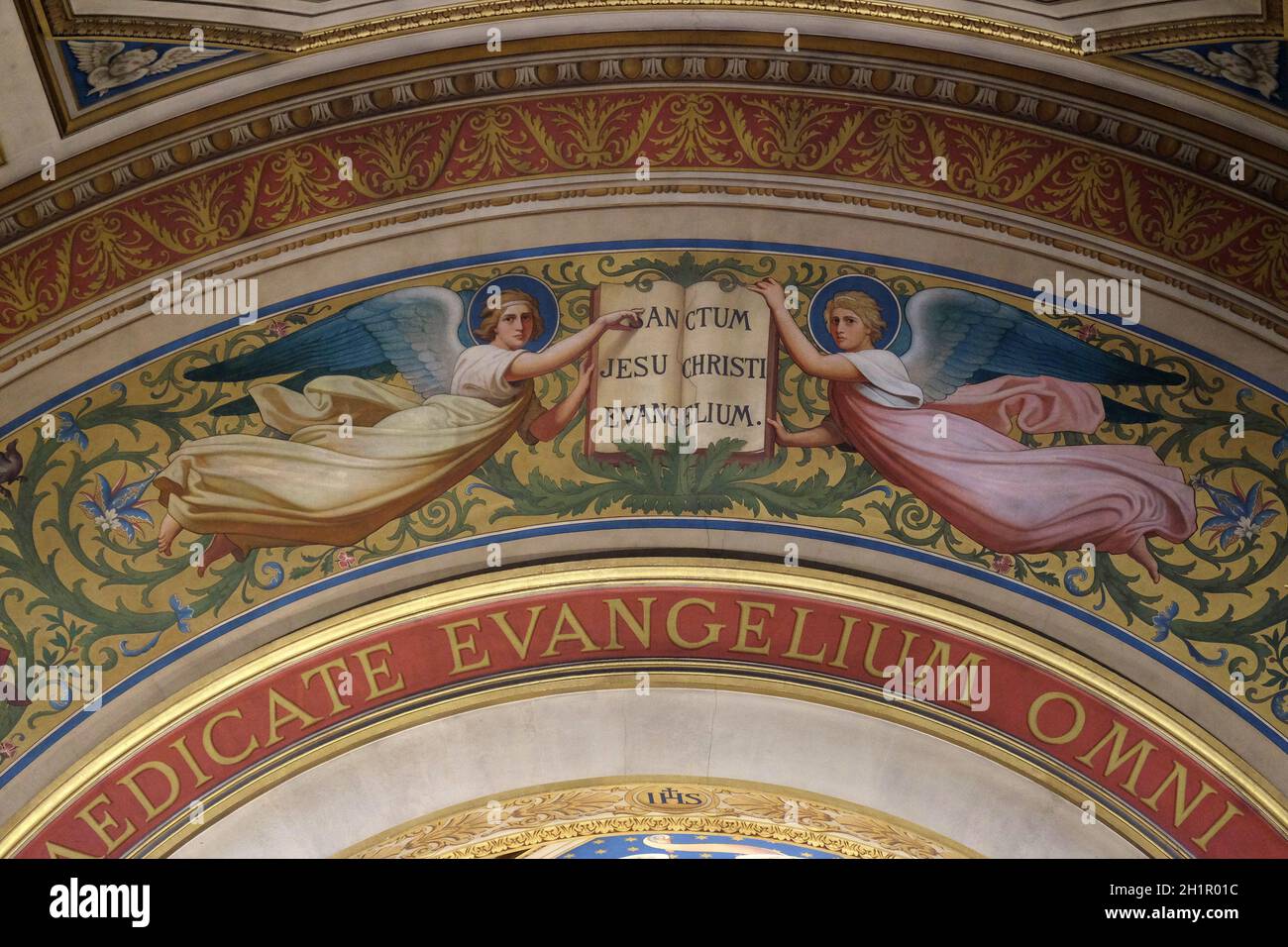 Zwei Engel unterstützt das Buch der Evangelien von Romain Cazes, der Bogen über dem Altar der St. Francis Xavier's Kirche in Paris, Frankreich Stockfoto