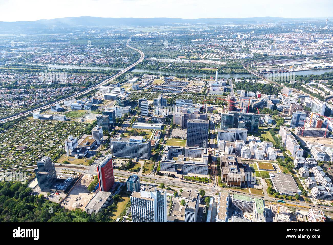 Frankfurt, Deutschland - 27. Mai 2020: Niederrad Bürostadt Buerostadt Gebäude Luftbild Stadt Autobahn A5 Autobahn in Deutschland. Stockfoto