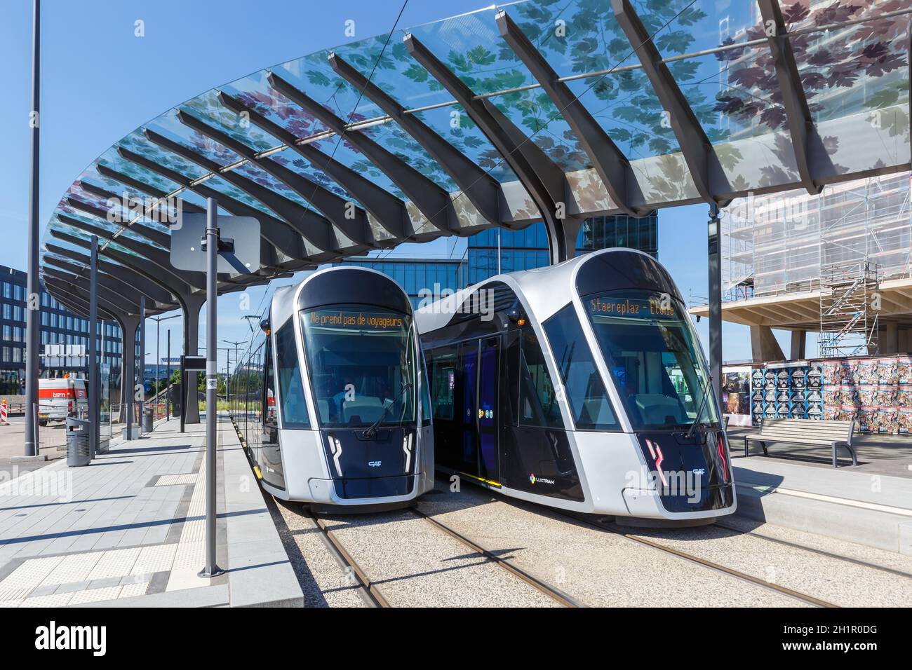 Luxemburg - 24. Juni 2020: Tram Luxtram Zug Transitverkehr Luxexpo Bahnhof in Luxemburg. Stockfoto