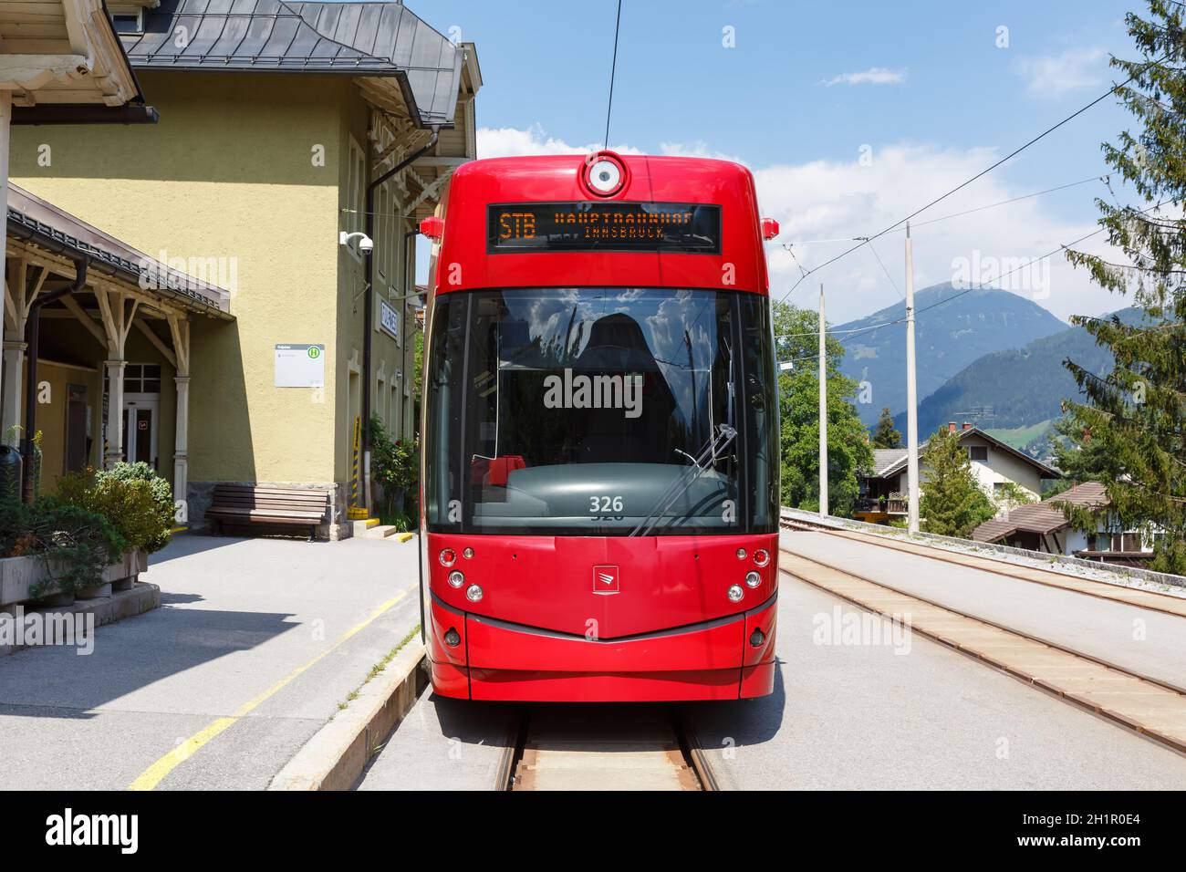 Fulpmes, Österreich - 1. August 2020: Stubaitalbahn Innsbruck Tram Bombardier Bahnhof Fulpmes in Österreich. Stockfoto