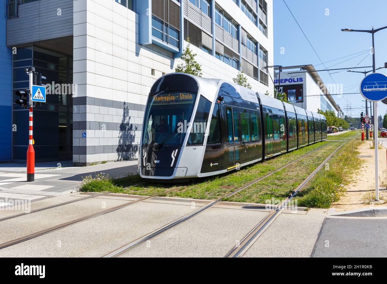 Luxemburg - 24. Juni 2020: Tram Luxtram Zug Transitverkehr CAF Urbos in Luxemburg. Stockfoto