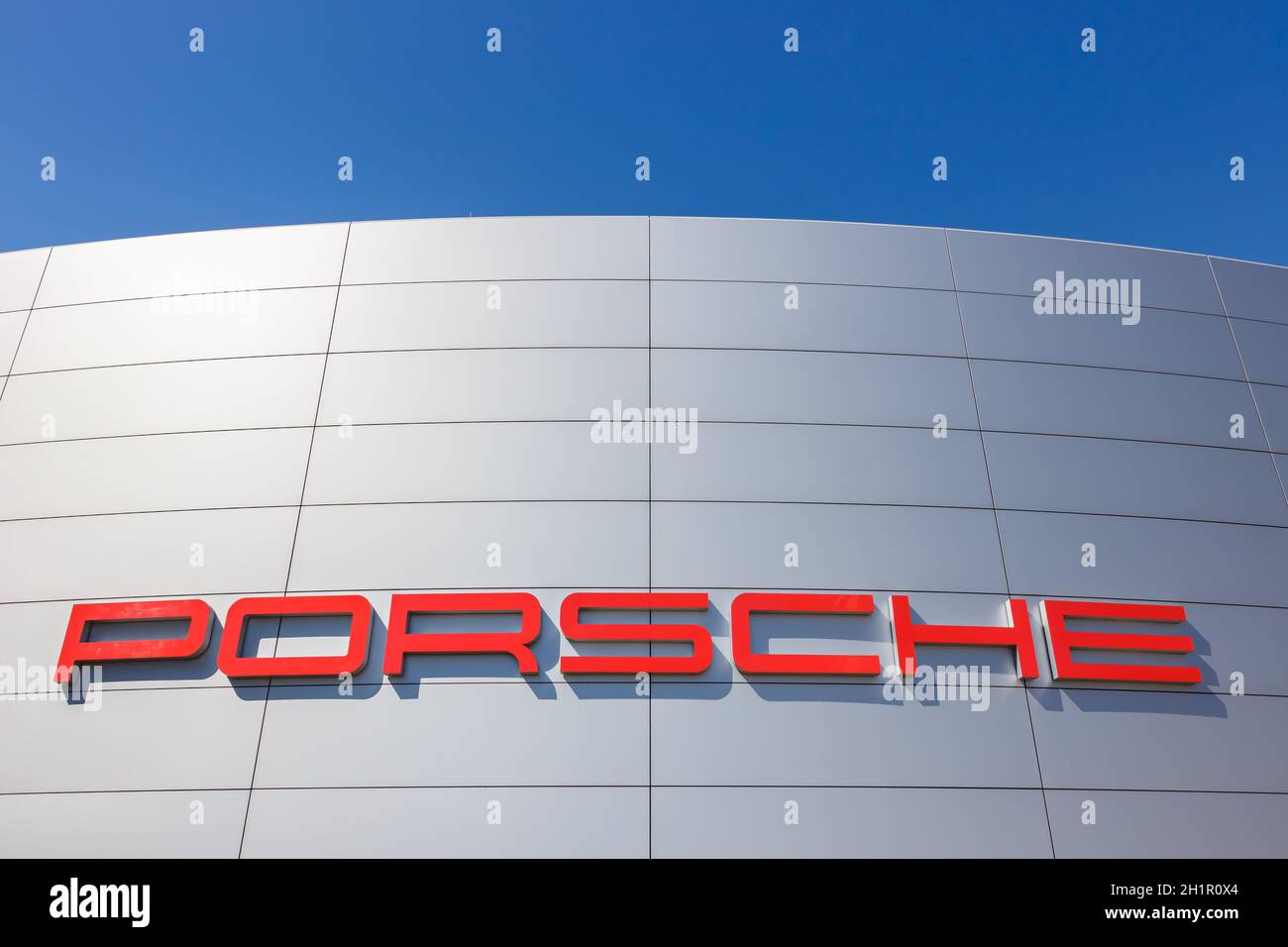 Stuttgart, Deutschland - 22. April 2020: Porsche Logo Schild Autohändler in Stuttgart Zuffenhausen Deutschland. Stockfoto