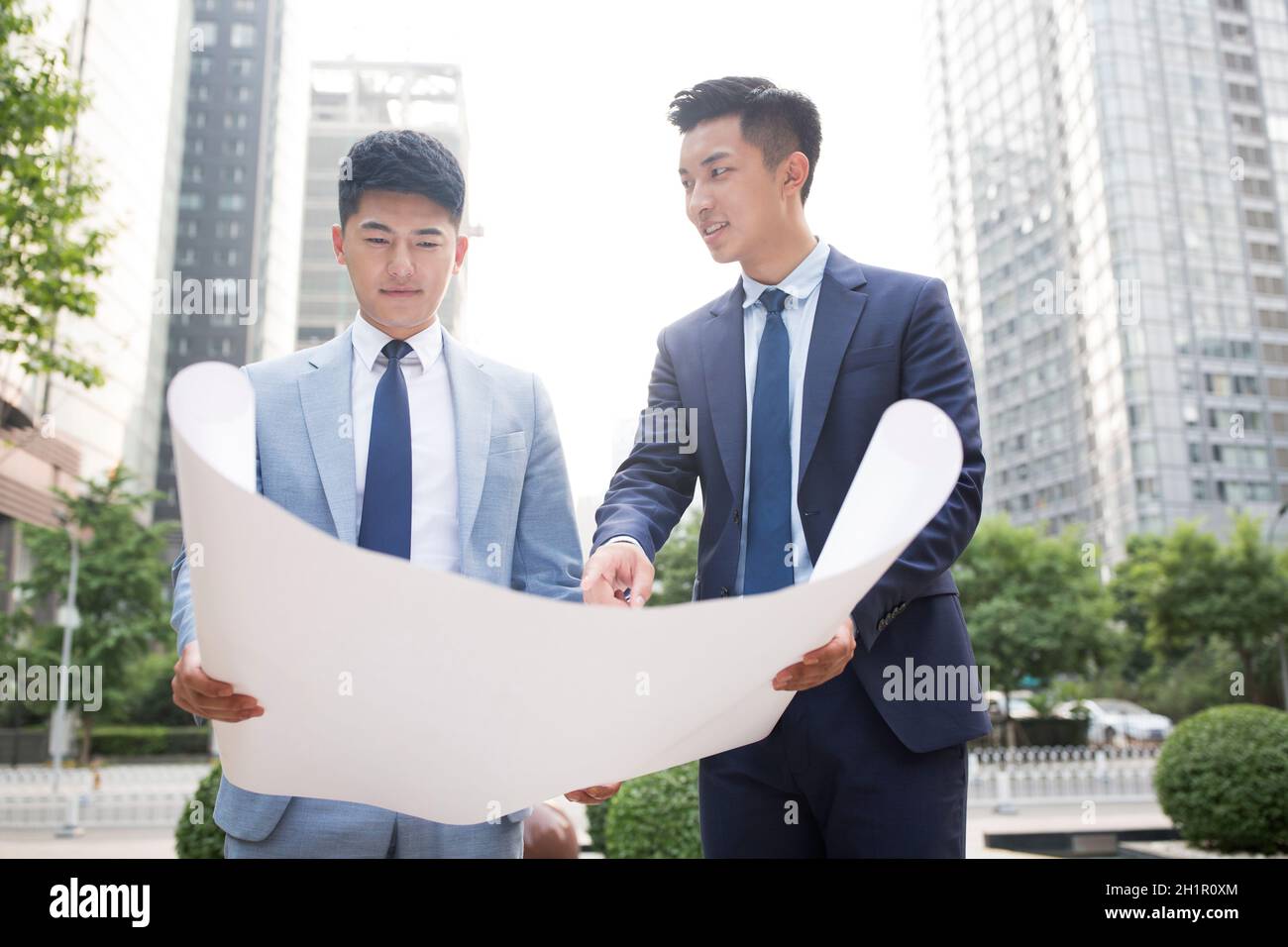 Architekten diskutieren ihre Arbeit Stockfoto