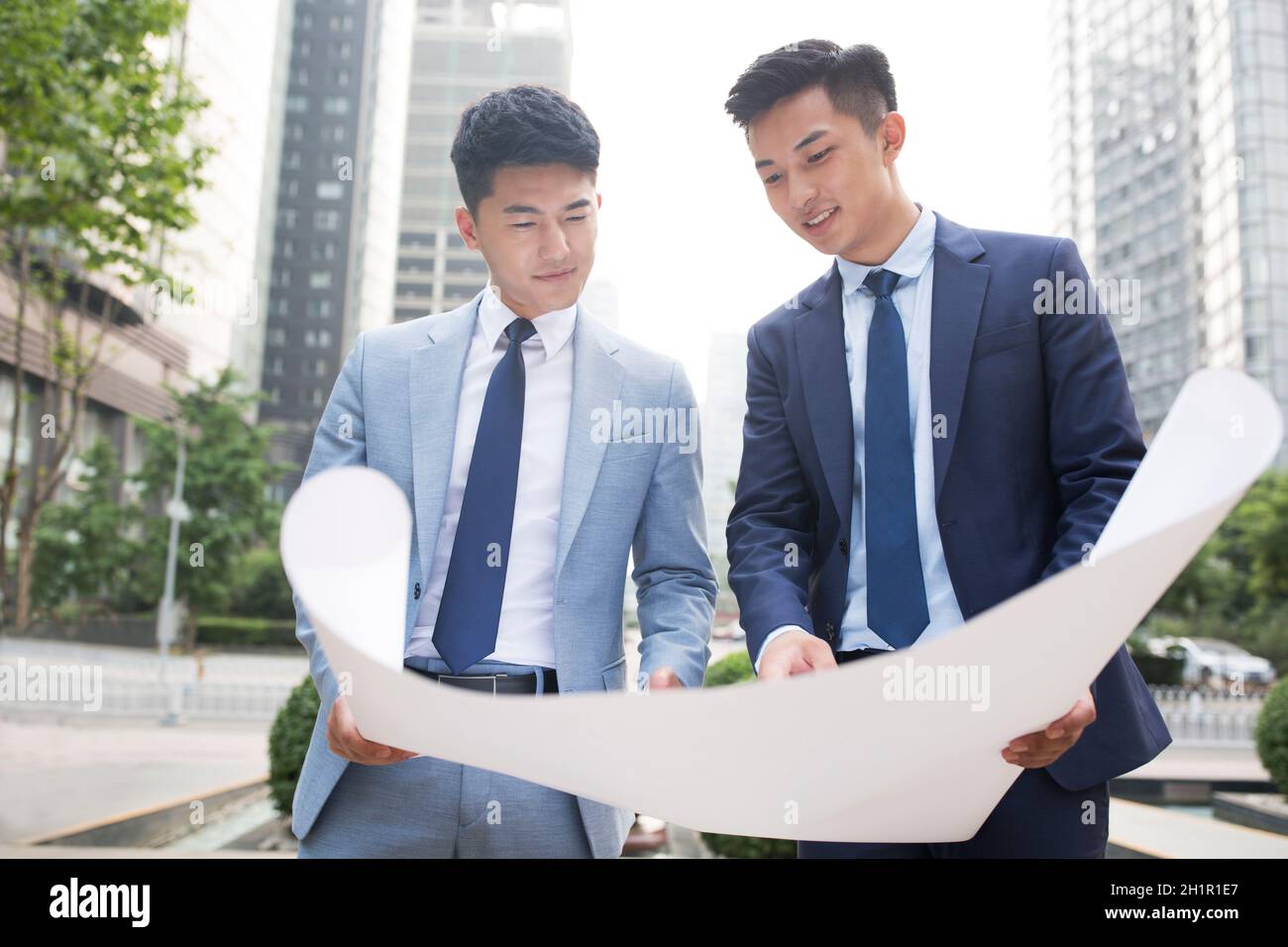 Architekten diskutieren ihre Arbeit Stockfoto