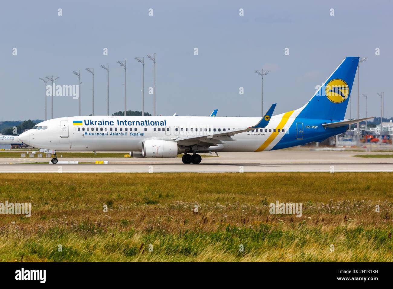 München, 20. Juli 2019: Flugzeug der Ukraine International Airlines Boeing 737-800 am Flughafen München (MUC) in Deutschland. Stockfoto