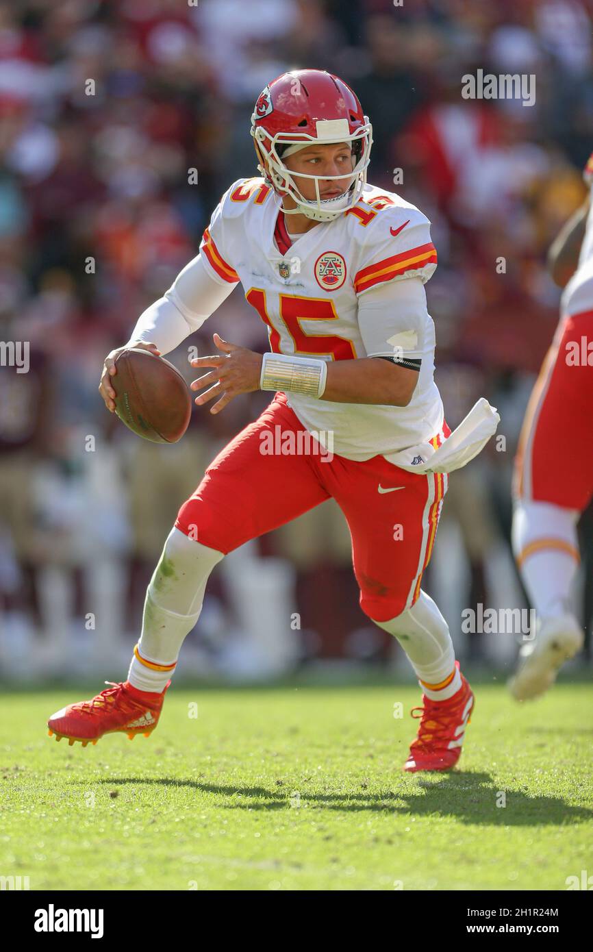 Sonntag, 17. Oktober 2021; Landover, MD, USA; Kansas City Chiefs Quarterback Patrick Mahomes (15) kriegt, als er während eines NFL-Gams zurück zum Pass fällt Stockfoto