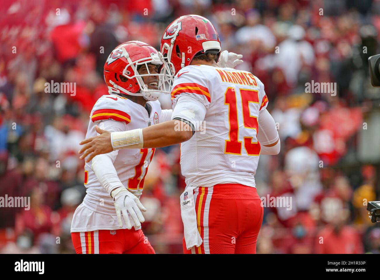 Sonntag, 17. Oktober 2021; Landover, MD, USA; Kansas City Chiefs Quarterback Patrick Mahomes (15) feiert mit breitem Empfänger Demarcus Robinson (11) Stockfoto