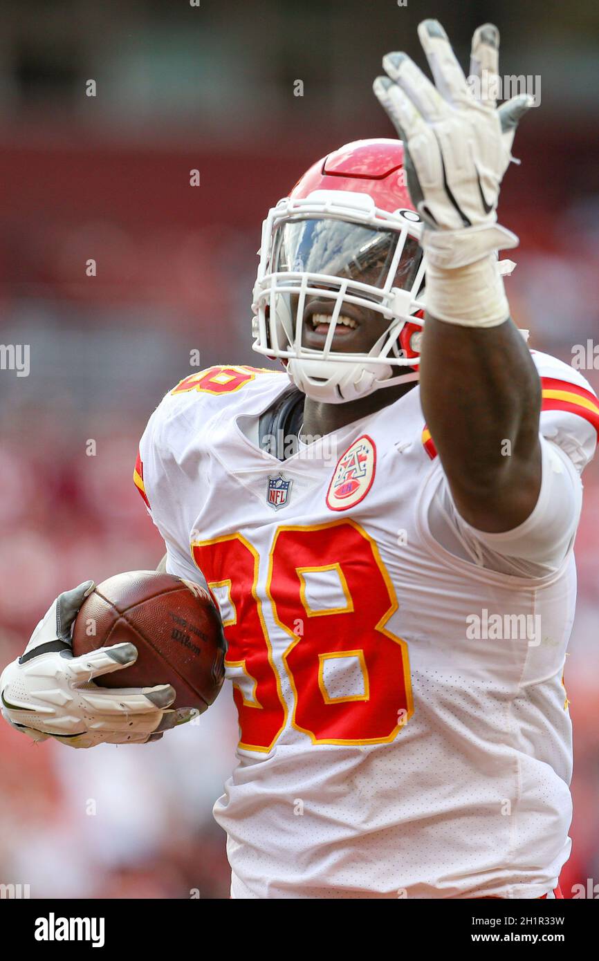 Sonntag, 17. Oktober 2021; Landover, MD, USA; das Verteidigungsende der Kansas City Chiefs, Tershawn Wharton (98), feiert ein Abfangen des Washingtoner Fußballs Stockfoto