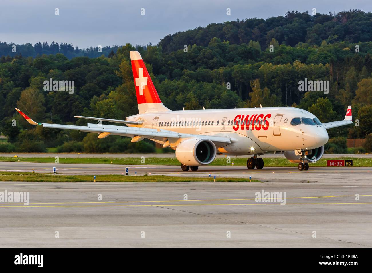 Zürich, Schweiz - 22. Juli 2020: Schweizer Airbus A220-100 am Flughafen Zürich (ZRH) in der Schweiz. Airbus ist ein europäischer Flugzeughersteller Stockfoto