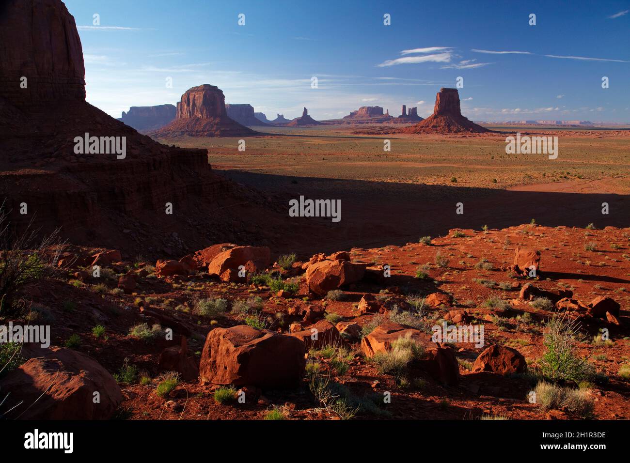 Merrick Butte (links) und Osten Handschuh (rechts), Monument Valley Navajo Nation, Grenze zu Utah/Arizona, USA Stockfoto