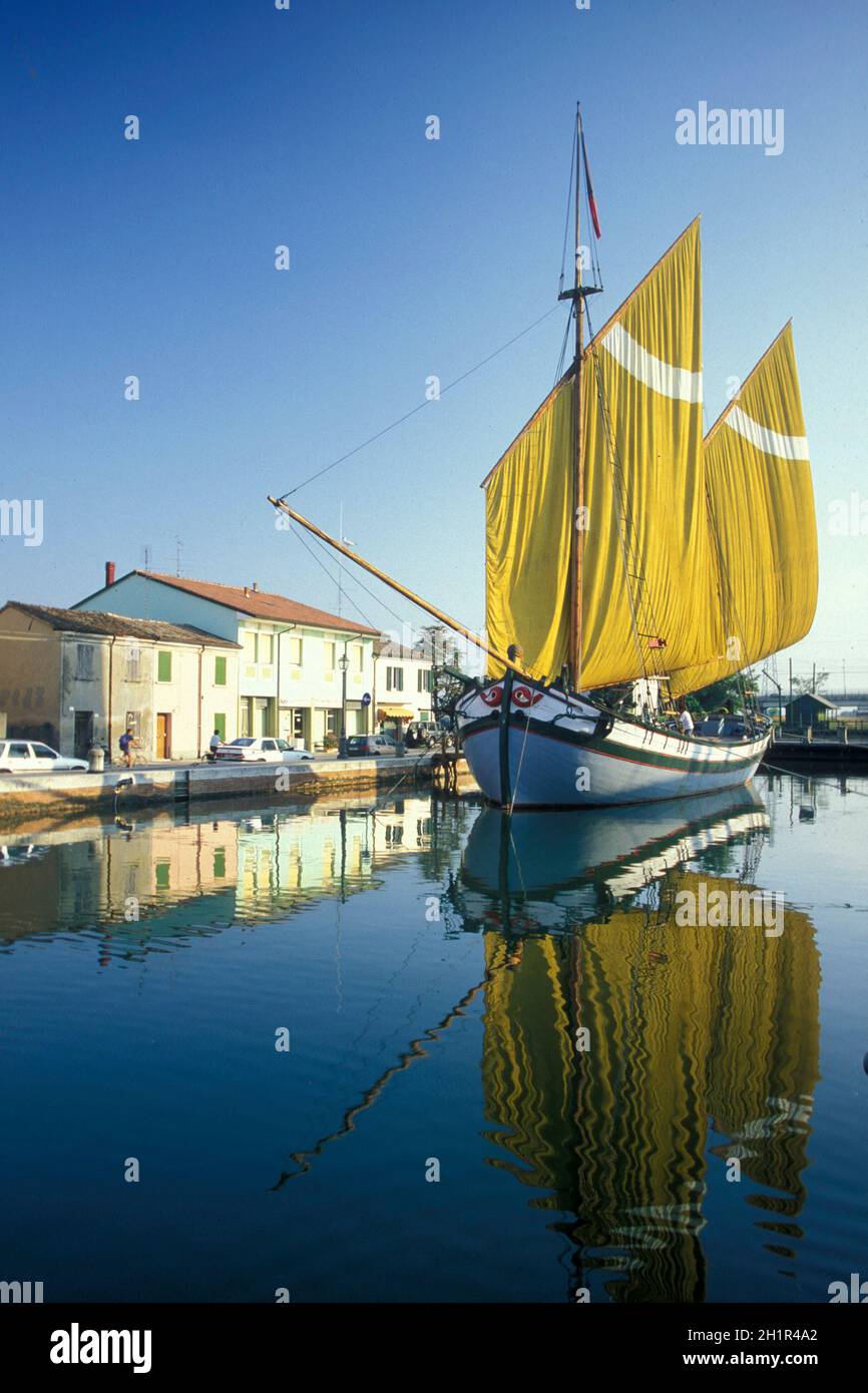 Traditionelle Fischerboote am canale porto in der Stadt Cesenatico in der Emilia-Romagna in Italien. Italien, Cesenatico, Juni 2001 Stockfoto