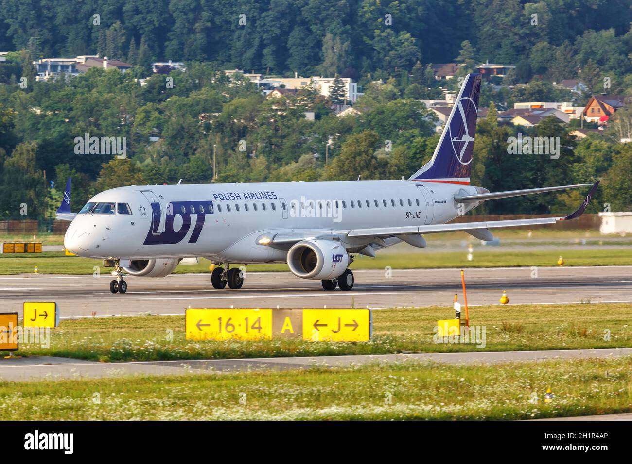 Zürich, Schweiz - 22. Juli 2020: LOT Polish Airlines Embraer 195 Flugzeug am Flughafen Zürich in der Schweiz. Stockfoto