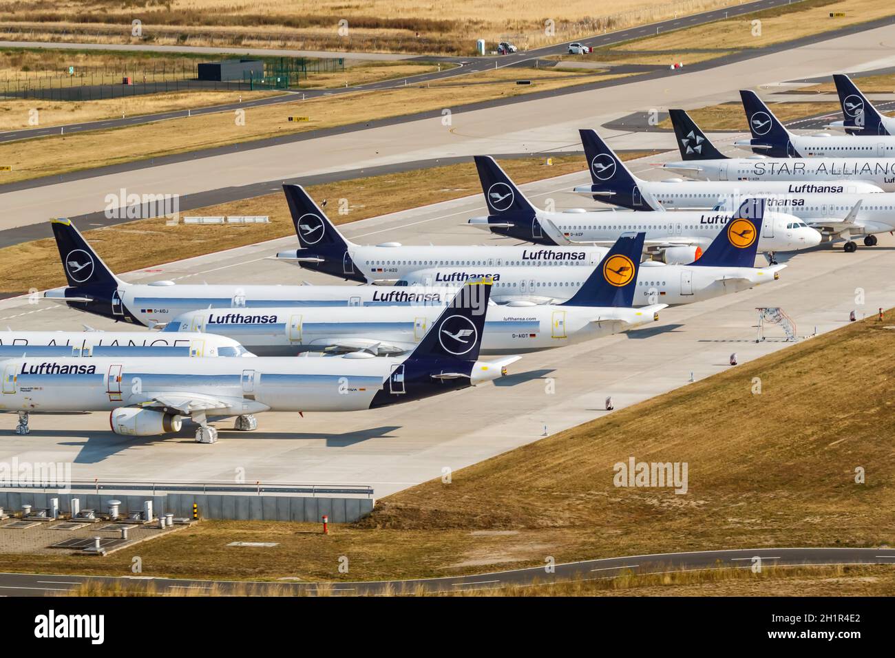 Berlin, 19. August 2020: Gelagerte Lufthansa Flugzeuge Coronavirus Corona Virus COVID-19 am Flughafen Berlin Brandenburg BER Stockfoto