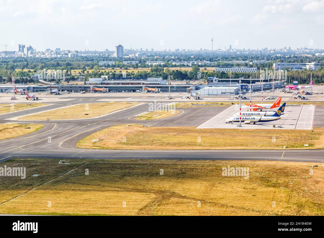 Berlin, Deutschland - 19. August 2020: Luftaufnahme vom Flughafen Berlin Schönefeld SXF Terminal in Deutschland. Stockfoto