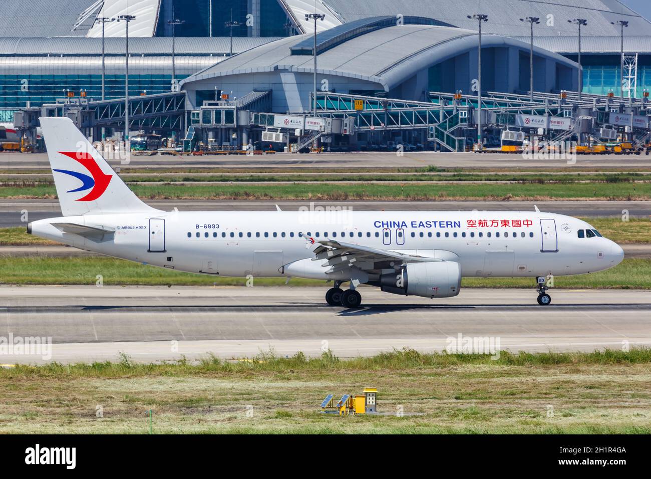 Guangzhou, China - 24. September 2019: China Eastern Airlines Airbus A320 am Flughafen Guangzhou Baiyun in China. Airbus ist ein europäisches Flugzeug Stockfoto