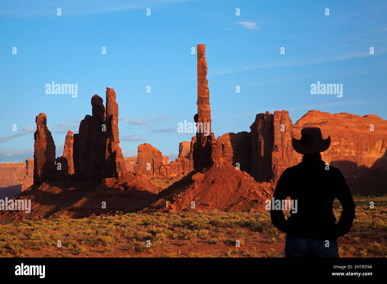 YEI Bi Chei und Totem Pole Felssäulen, und Tourist, Monument Valley, Navajo Nation, Arizona, Nahe der Grenze zu Utah, USA (Modellversion) Stockfoto