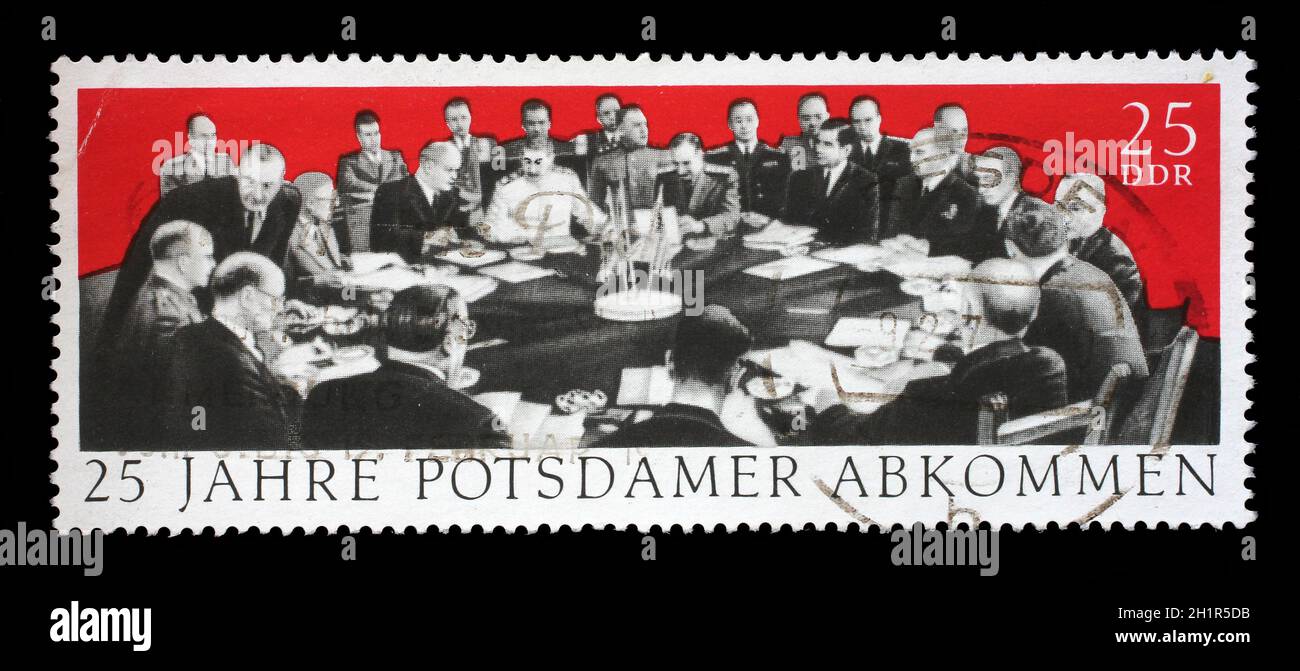 Briefmarke in der DDR gewidmet 25. Jahrestag des Potsdamer Abkommens zwischen den Alliierten über Deutschland am Ende des Zweiten Weltkriegs, Churchill, Harry S. Truman Stockfoto