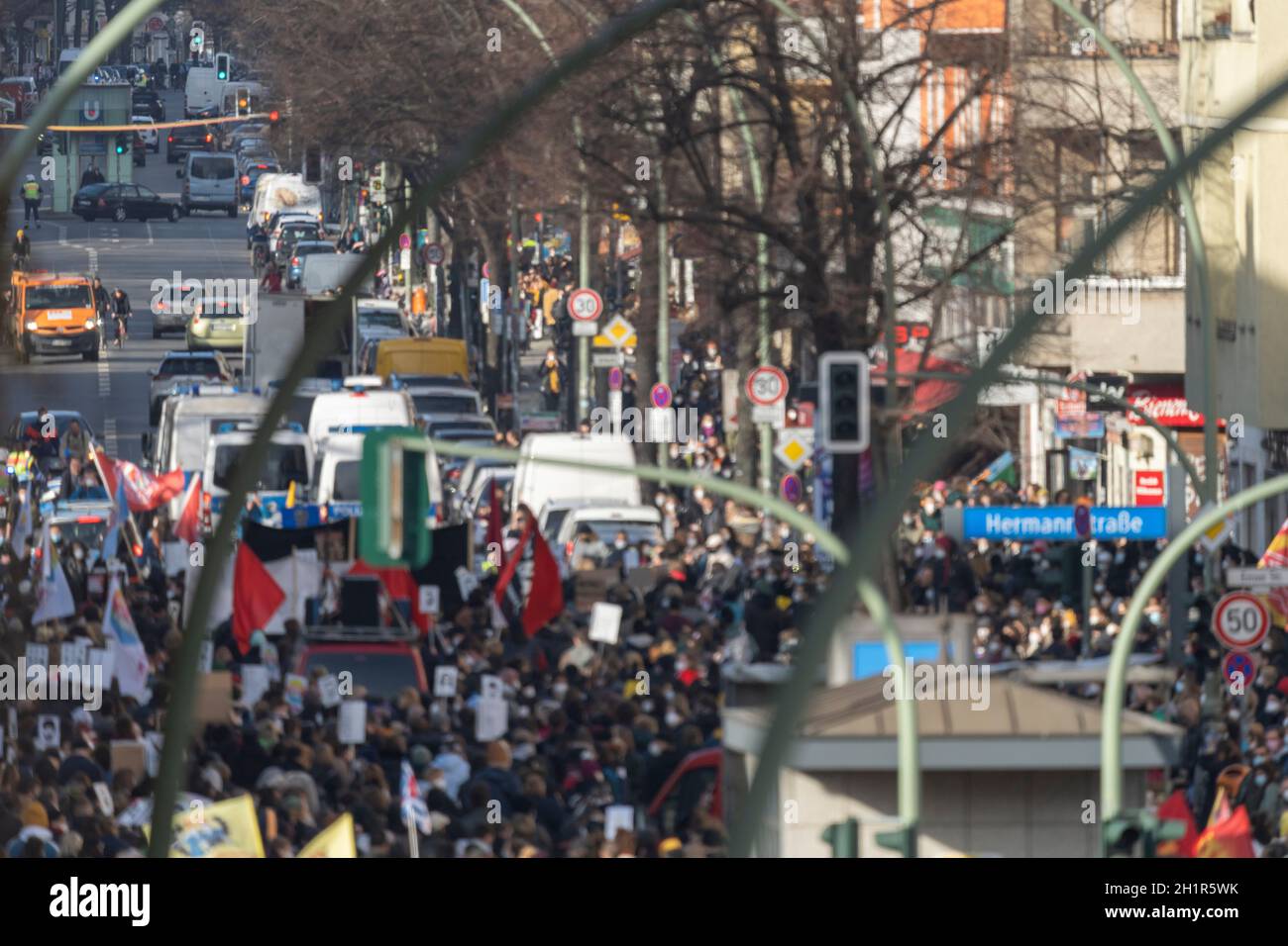 Am 19. Februar 2020 starben neun Menschen bei einem rassistischen Angriff in Hanau. Ein Bündnis antifaschistischer und antirassistischer Gruppen fordert ein individuelles CO Stockfoto